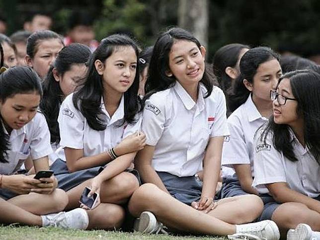 Manfaat utama dari pertemanan adalah untuk mendapatkan dukungan sosial. Pertemanan juga memberikan manfaat lain, seperti meningkatkan kebahagiaan, membantu kita untuk tumbuh dan berkembang, dan memberikan kesempatan untuk berkenalan dengan orang-orang baru. Pertemanan pada dasarnya itu dibutuhkan untuk membuat kita bisa lebih terbuka mata akan toleransi. Dan membuat kita bisa belajar bagaimana menghormati dan menghargai orang lain. Bagaimana rasanya berbagi dan membantu dan di bantu. Pertemanan Tidak Perlu Harus Memiliki Ras Suku Agama Yang Sama Pertemanan tidak perlu harus memiliki ras suku agama yang sama. Pertemanan adalah hal yang baik, dan biasanya orang-orang dengan latar belakang yang berbeda akan mendapatkan lebih banyak manfaat dari pertemanan. Hal ini karena pertemanan dapat memberikan kesempatan untuk saling belajar, dan juga menggerakkan orang-orang untuk berubah. Pertemenan Tidak Memandang Gender Dalam sebuah pertemanan, tidak perlu memandang gender. Pertemanan bisa terjadi antara laki-laki dan perempuan atau pun antara sesama perempuan atau laki-laki. Pertemanan berdasarkan gender bukanlah hal yang salah, namun juga bukanlah satu-satunya opsi. Setiap kelompok pertemanan diperlukan adanya perempuan dan laki-laki, agar ada dua pemikiran yang bisa dilihat, dan bisa menjadi tolak ukur pada orang-orang sekitar. Sehingga meningkatkan rasa toleransi dan rasa menghargai satu sama lain. Bisa melihat pandangan dari sisi yang lain. Dan itu sangatlah penting. Pertemanan Yang Tulus Tidak Akan Ada Syaratnya Pertemanan yang tulus tidak akan ada syaratnya. Pertemanan bukanlah hal yang mudah dan seringkali membutuhkan komitmen yang tinggi. Namun, jika Anda ingin mendapatkan teman sejati, Anda harus siap untuk memberi dan menerima apa pun. Carilah teman yang mau berteman tulus denganmu, tanpa melihat agamamu apa, suku rasmu apa, asalmu dari mana. Atau siapa orang tuamu atau apa pekerjaan orang tuamu. Tapi berteman dengan anda karena memang mereka tertarik dengan anda, karakter anda. Pertemanan berdasarkan kecocokan latar belakang bukanlah pertemanan sejati. Jadi, jangan pernah menyerah untuk mendapatkan teman sejati hanya karena alasan latar belakang yang berbeda! Saat kalian bisa berteman tanpa ada syarat, kalian bisa lihat kualitas hubungan kalian dengan teman teman kalian seperti apa. Akan lebih langgeng meskipun lama tidak berkomunikasi.